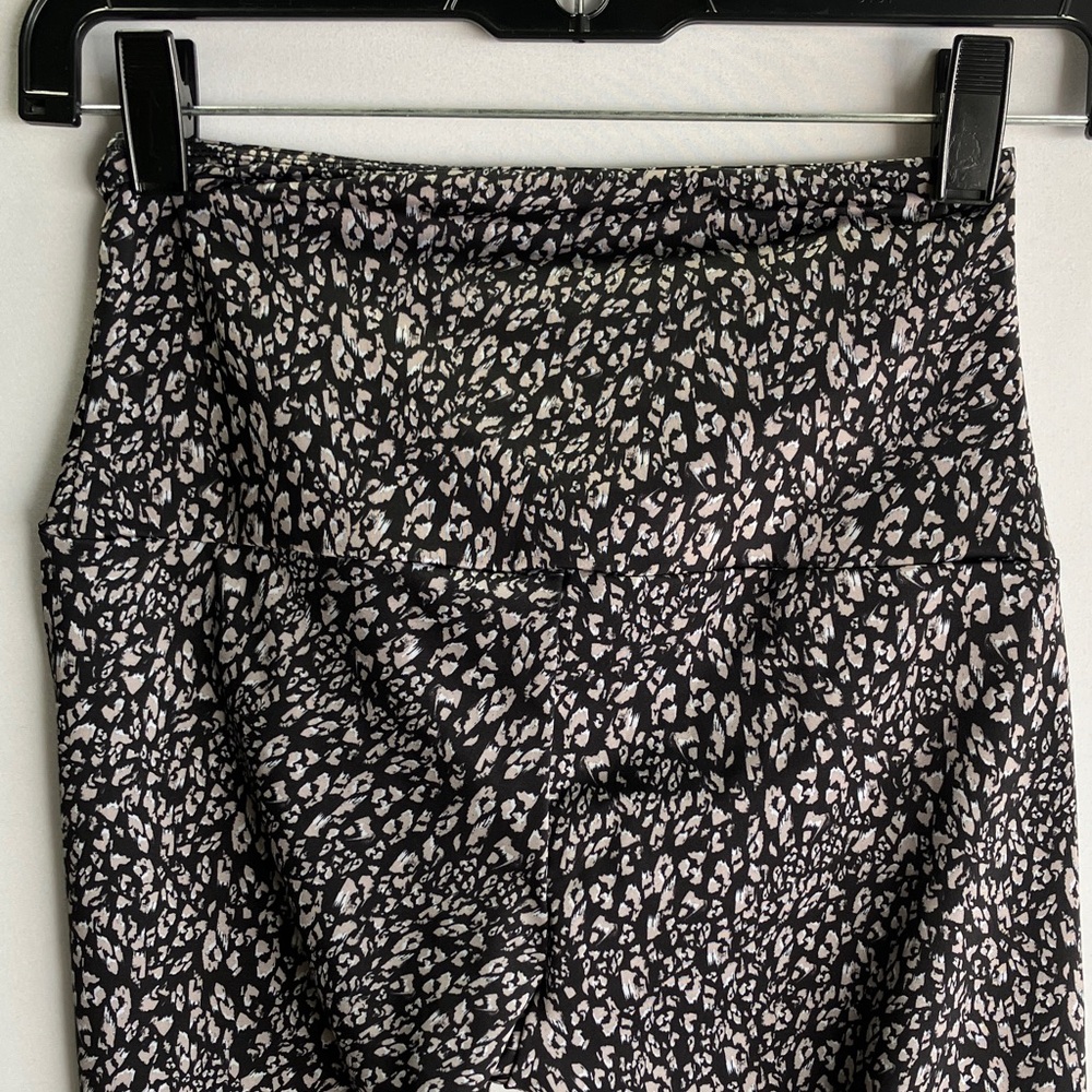 Onzie Black and Gray Patterned Leggings - Picture 4 of 5